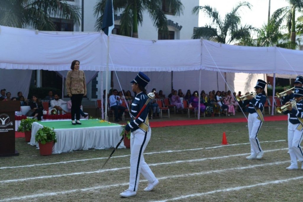 Kadam Kadam Badaye Ja